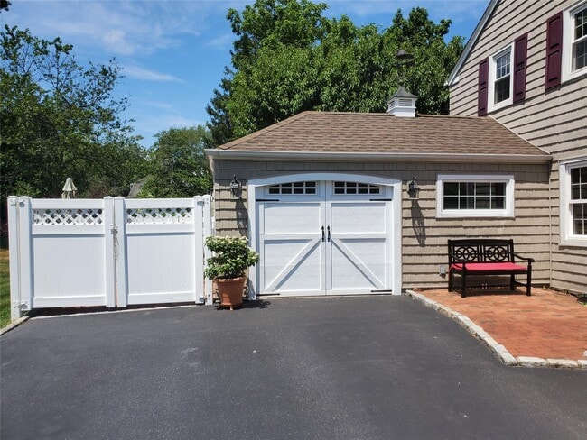 Building Photo - 9 Harbor Hill Rd Rental