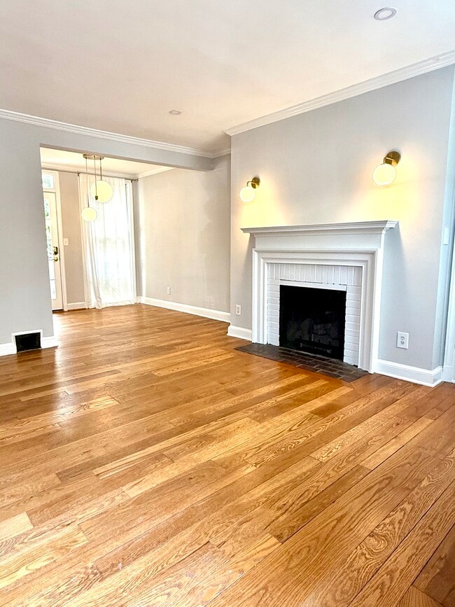 Bright, quiet living room - 830 S Pitt St