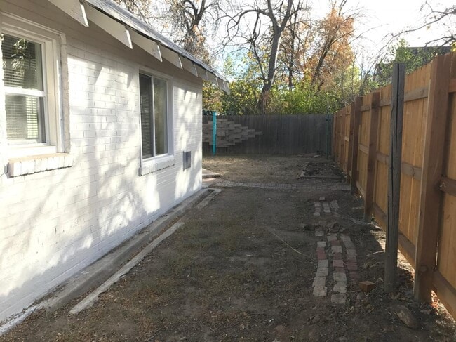 Photo - 1444 Valentia St