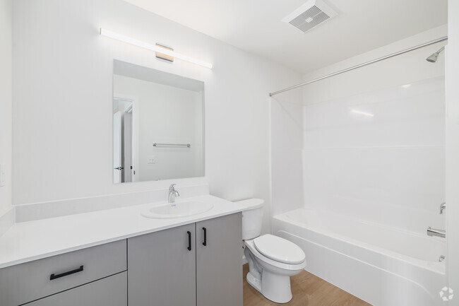 2BR, 2BA - 1,003SF - Master Bathroom - Hogum Bay Apartments
