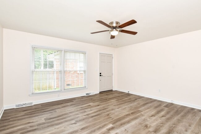 Photo - Tour Today! Beautiful redesigned corner co... Unidad 3141 Orleans Court