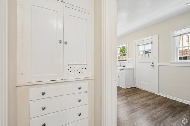 1BR, 1BA - 900SF - Closet