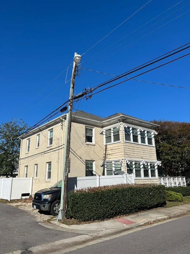 Building Photo - 2216 Baltic Ave Unit B