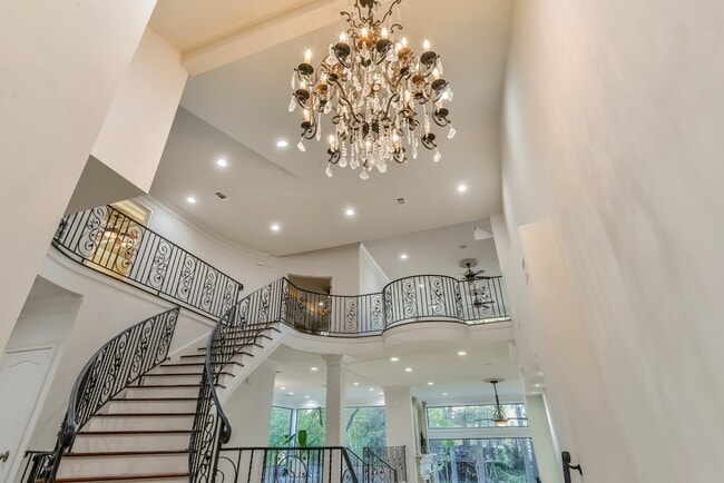 Building Photo - 15 W Shady Ln