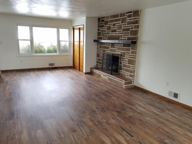 Photo - 304 Beech Spring St