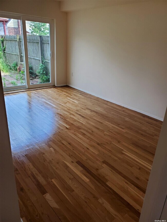 Photo - 88-05 Pontiac St