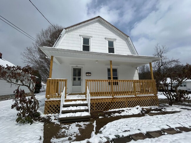 Building Photo - Fully Renovated 3 Bedroom, 2 Full Bath Home on a Double Lot in Grove City!