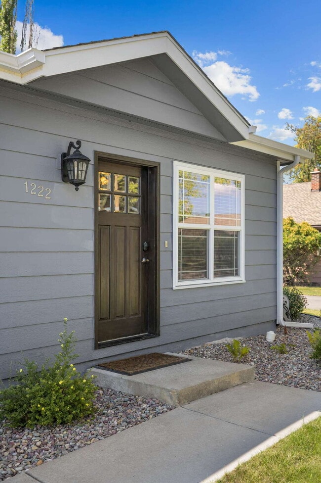 Charming & centrally located- Avail October 1st thru May 31st.