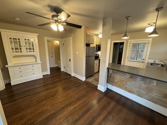 Photo - 1 Bedroom SW Portland / Large Backyard / Easy Access to OHSU and Downtown Unidad C