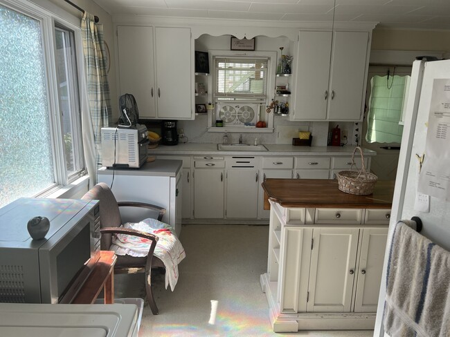 Photo - 627 Rockingham St