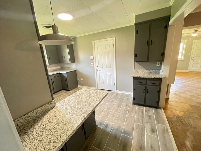 Photo - 110 N Carter St