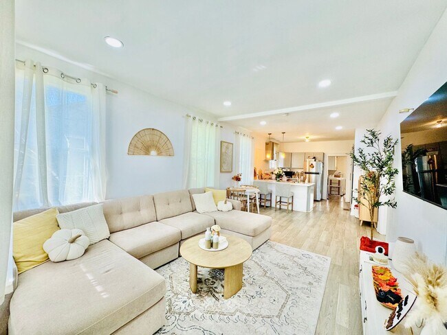 Photo - 4 Bedroom 2 Bath Bungalow, in Forsyth Park- Available Jan 3rd!!!