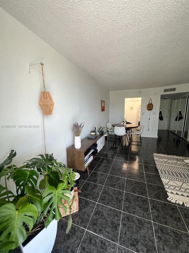 Photo - 2350 NE 135th St Unidad 208