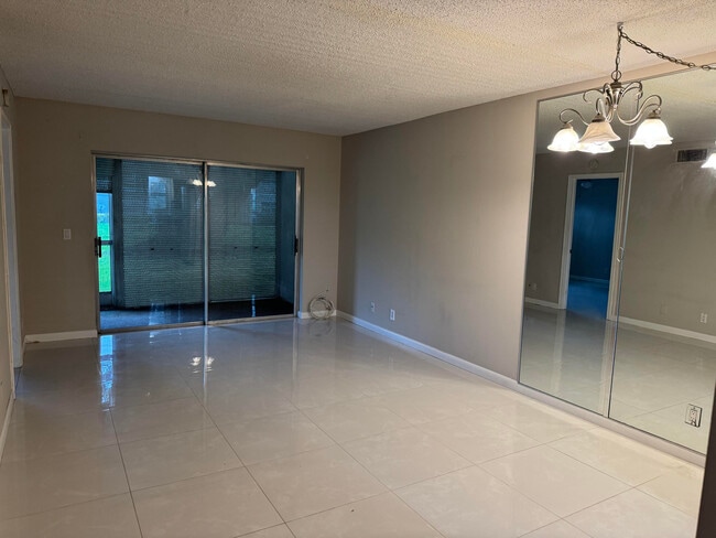 Building Photo - 9911 Sandalfoot Blvd Unit 105 Rental