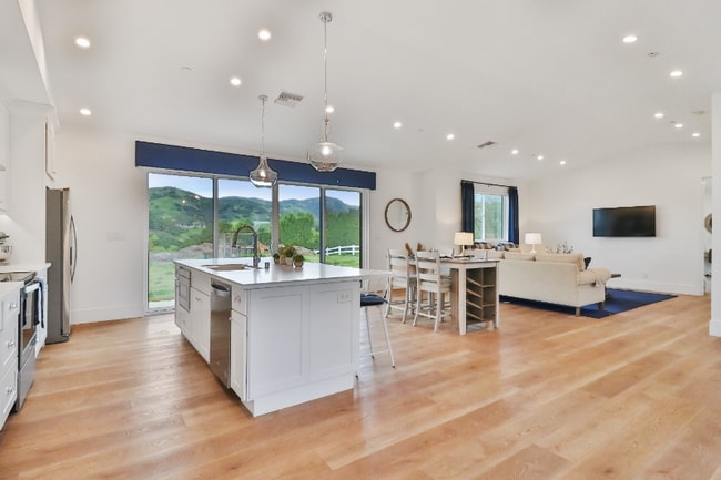 Photo - 310 Rimrock Rd