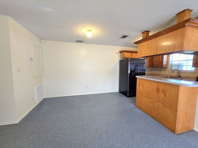 Photo - Quaint 2BD/1BTH apartment with a big back ...