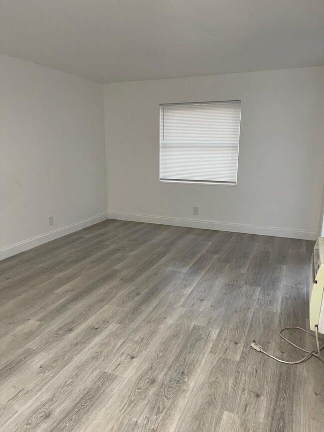 Photo - 1245 W 35th St