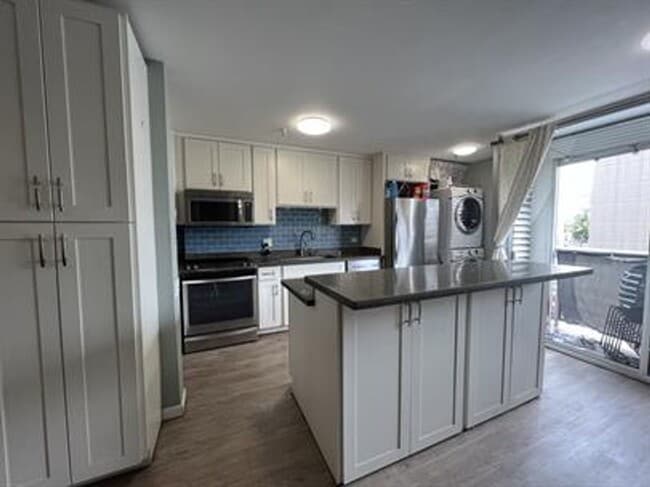 Photo - Available now | A Unfurnished 2 Bedroom, 1 Bath Apartment with 1 Assigned parking in Alexander To... Unidad 506