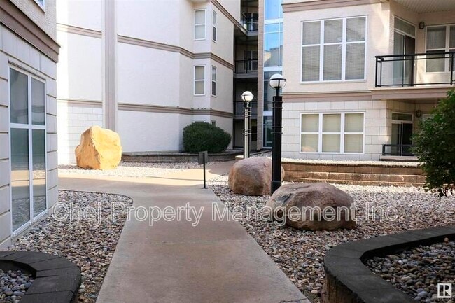 Photo - 4835-104a 104a St NW Unité 403