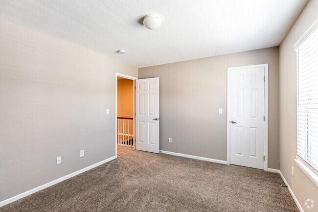 3BR, 2.5BA - 1400SF
