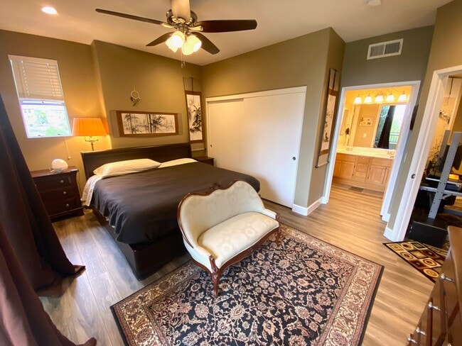 Building Photo - 1875 Baudouin Pl