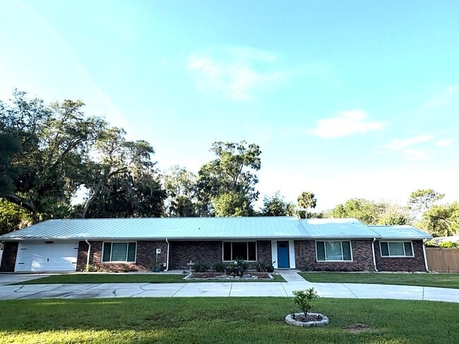 Building Photo - Gorgeous DeLand Home with Pool!