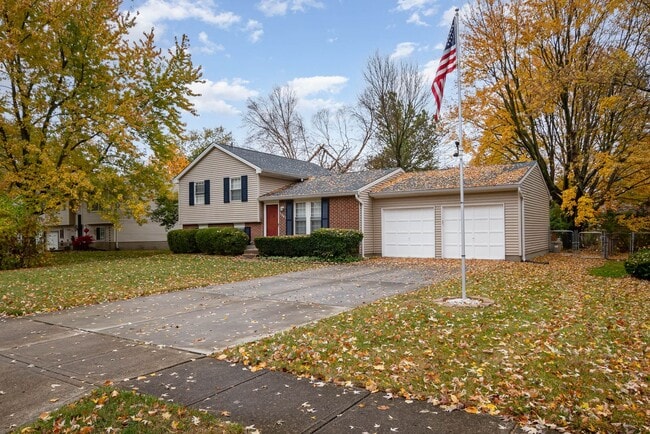 Building Photo - Inviting home with private fenced yard for pets