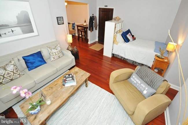 Building Photo - 906 S Washington St Unit 108