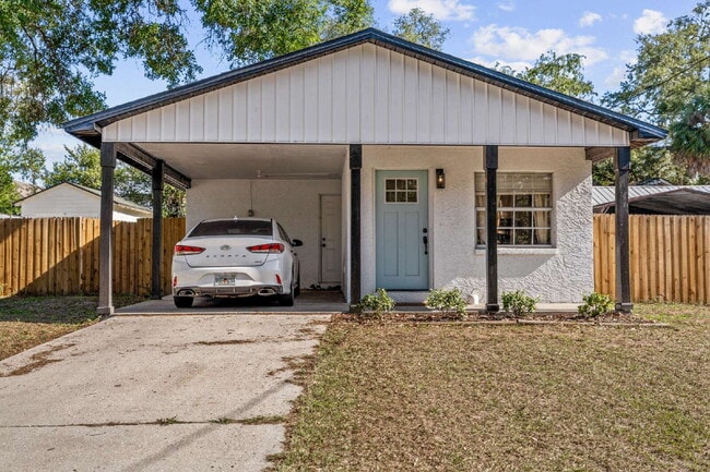 Building Photo - "Charming 3-Bed, 2-Bath Home in Tampa – Perfect Blend of Comfort and Convenience!"