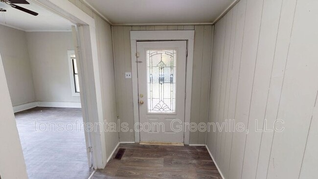 Photo - 579 Saxon Ave