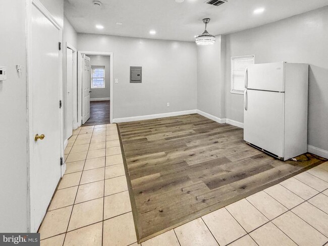 Building Photo - 5341 Market St Unit 3RD FLOOR