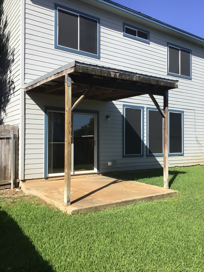 COVERED REAR PATIO - 2913 Whisper Oaks Ln