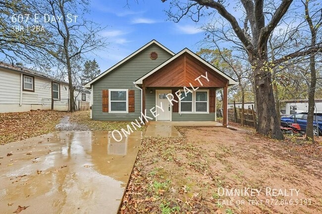 Building Photo - 607 E Day St