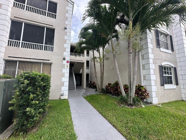 Photo - 2841 N Oakland Forest Dr Unidad 205 Rental