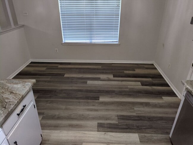 Photo - 535 Hillebrandt St