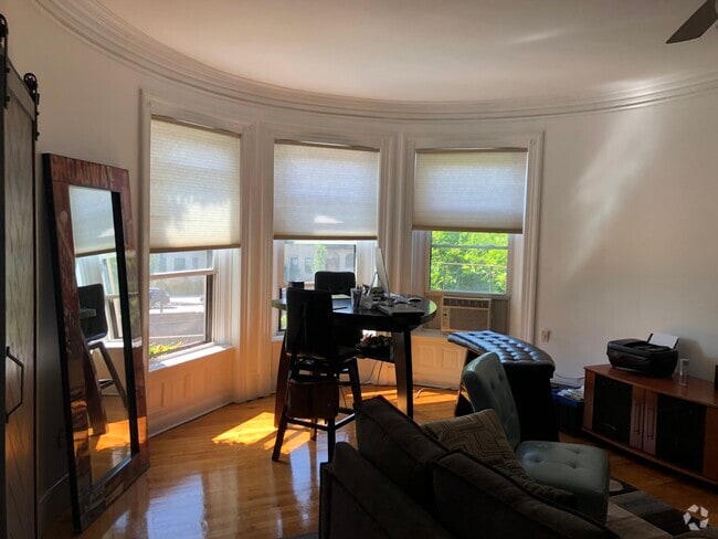 Building Photo - 918 Beacon St Unit 2 Rental