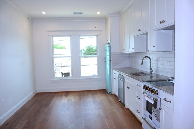 Photo - 1836 Cortlandt St
