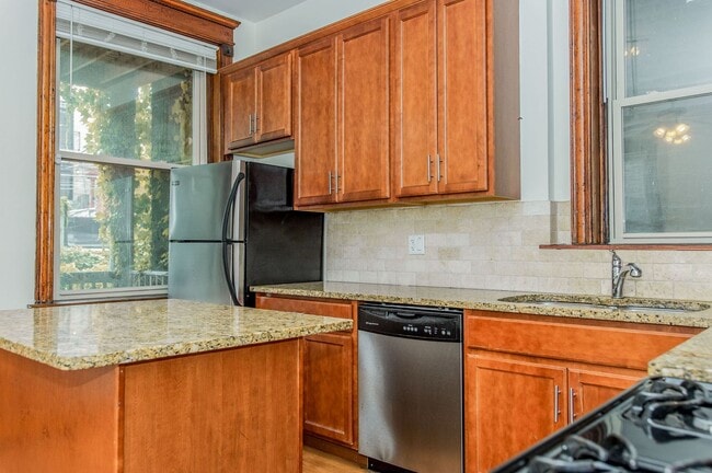 Building Photo - 849 W Wellington Ave Unit 1