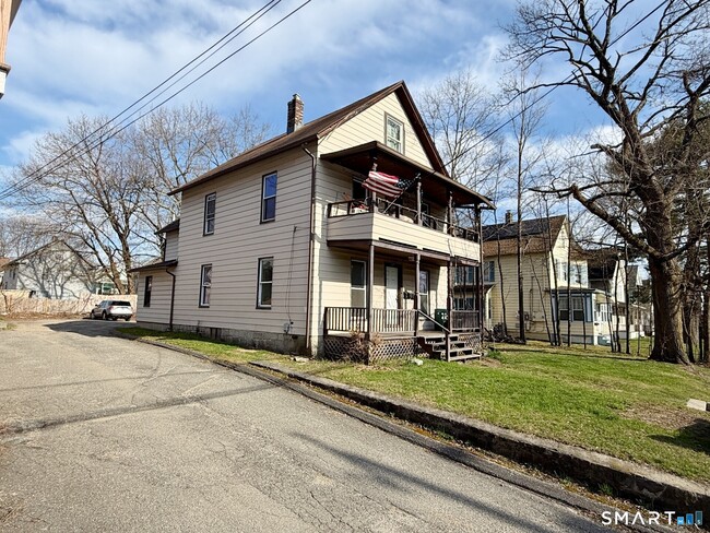 Building Photo - 690 Main St Unit 1