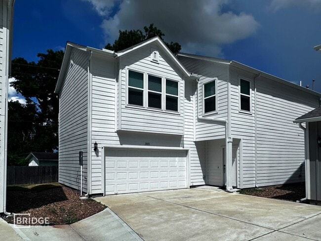 Building Photo - 305 Huisache St Rental