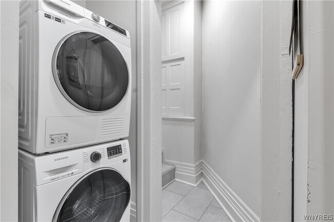 Photo - 617 Niagara St