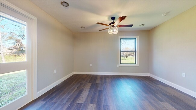 Photo - 603 Maple Way