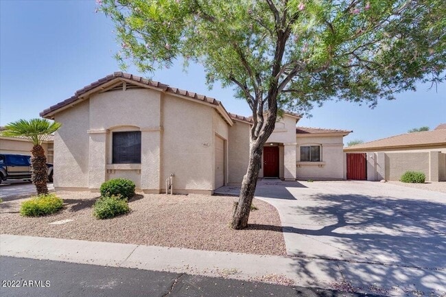 902 E Madeline Dr