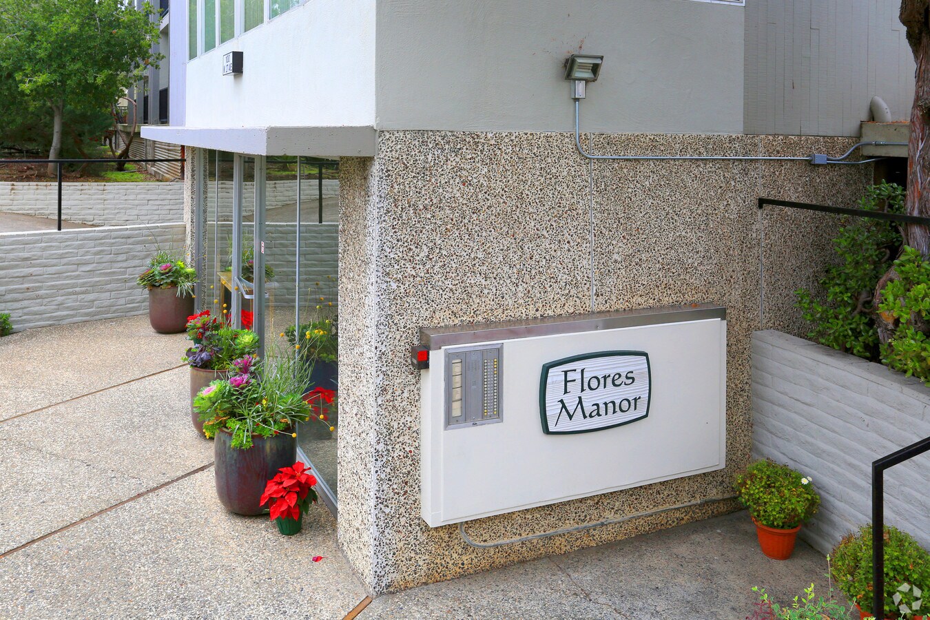 Photo - Flores Manor Apartments