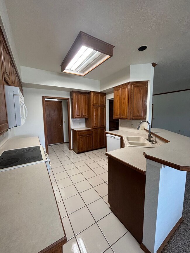 Photo - 3br 2.5ba on Surrey Hills Golf Course!!