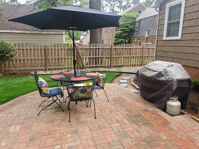 Outdoor dining & grill - 1018 W 45th St Unit #2
