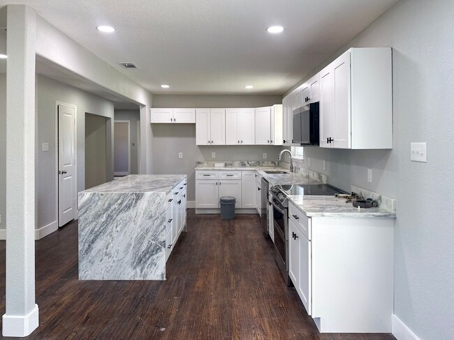 Photo - 4 Bedroom / 3 Full Bath / Huge Yard