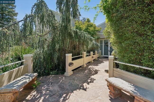 660 La Casa Via