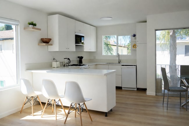 Cocina recién reformada con electrodomésticos nuevos. - 5860 Hazeltine Ave Unidad 10A