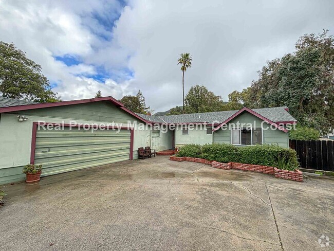 Building Photo - AVAILABLE JUNE - 4 Bed / 2 Bath Home locat...